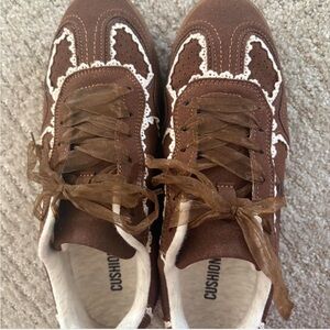 Cushionaire Belinda Brown Sneakers